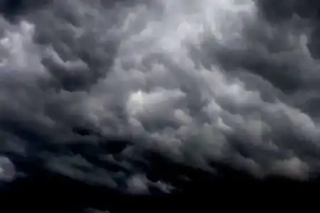 No Tarô Cigano a carta tristeza é representada por nuvens carregadas.
