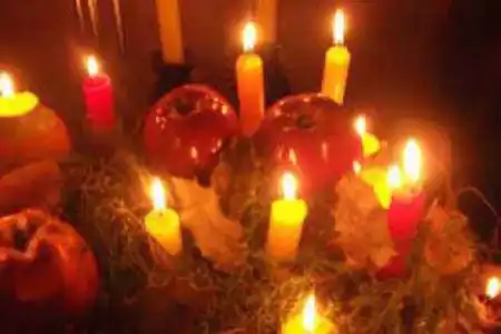 Simpatia cigana para o amor faça uma cavidade em uma das velas, bem no meio, para que uma vela se encaixe na outra, formando uma cruz.